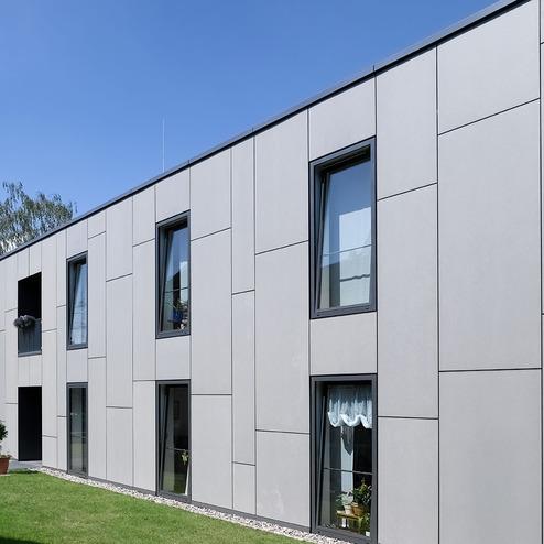 Graue Fassade mit Fenstern der Sozialimmobilie Demenzzentrum in Ratingen