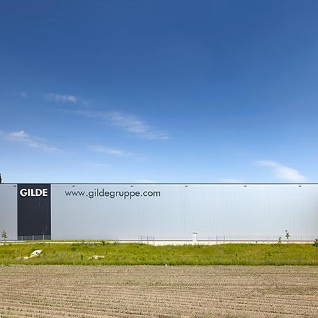 Frontalansicht der Lagerhalle mit Gilde Macrander Logo