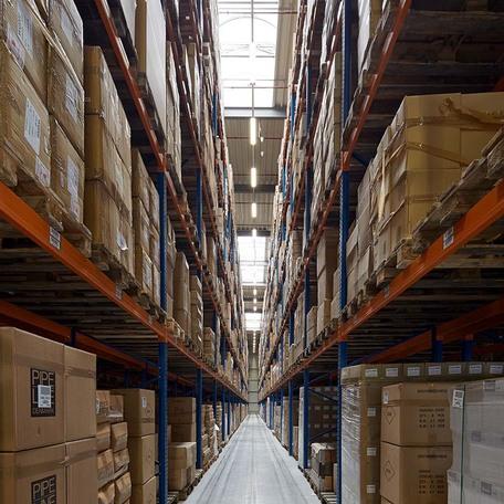 Lagerhalle von innen mit Regalen und verpackten Produkten 1