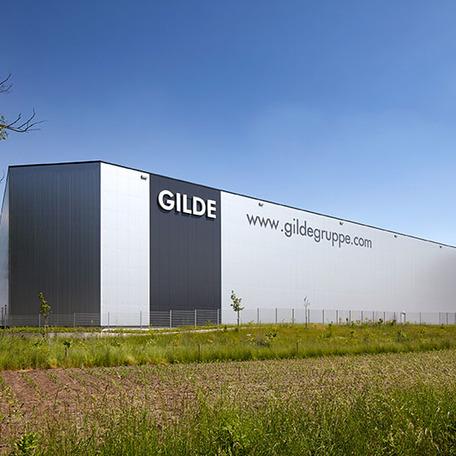 Lagerhalle von außen mit Firmenlogo Gilde Macrander 2