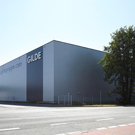 Lagerhalle von außen mit Firmenlogo Gilde Macrander 1