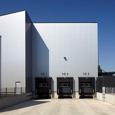 Abladen und Aufladen der Lastkraftwagen