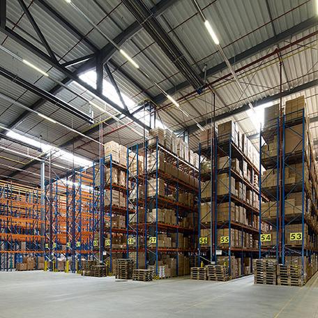 Lagerhalle von innen mit Regalen und verpackten Produkten 2