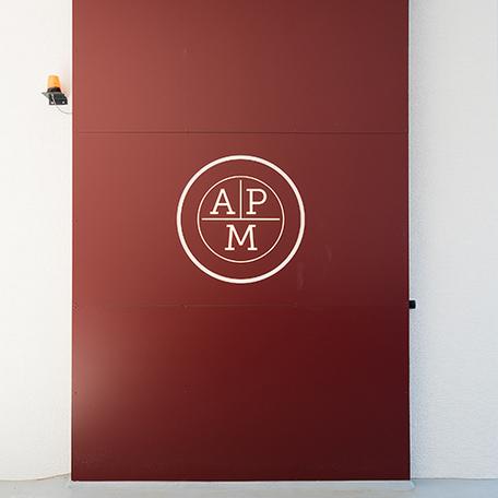 Rote Wand mit APM Logo