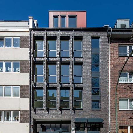 Wohnungsgebaeude von aussen mit dem Eingang