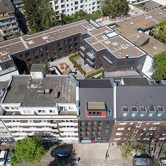 Drohnenansicht auf Wohnungen von aussen auf den Eingang und in den Hinterhof