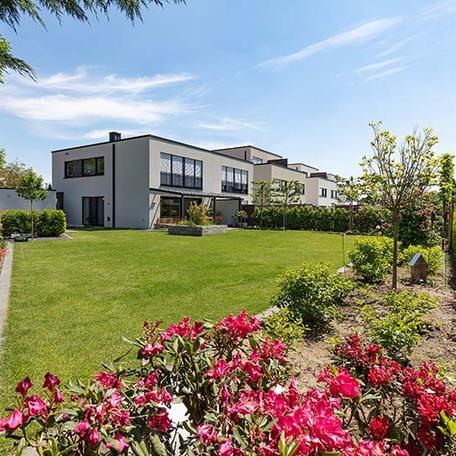 Wohnungenaufnahme aus der Perspektive im angelegtem Blumenbeet