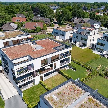 Vogelperspektive der Wohnungen mit angelegten Gaerten, Terrassen, Dachterrassen, Auffahrten und Balkonen