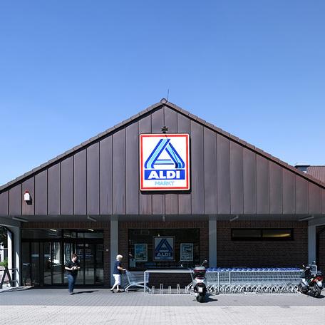 Frontalansicht des Eingangs des Fachmarktzentrum in Recklinghausen von aussen mit Aldi Logo und Einkaufswaegen
