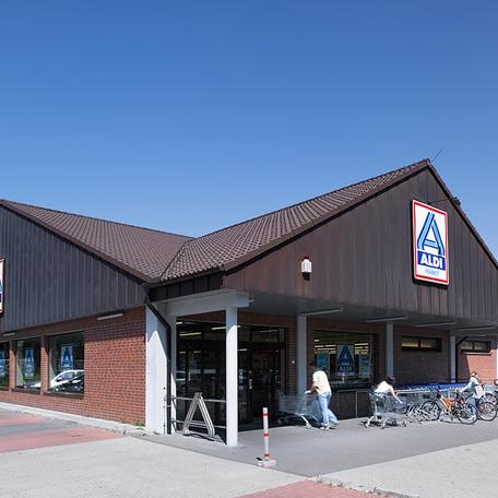 Eingang des Fachmarktzentrum in Recklinghausen von aussen mit Klinkerfassade, Aldi Logo und Einkaufswaegen