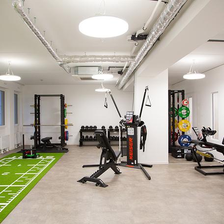 Fitnessraum des Gewerbegebaeude Kraemer in Wuppertal mit weissen Waenden und diversen Sportgeraeten und Fitnessgeraeten