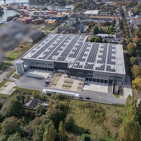 Drohnenperspektive der Industrieimmobilie in Emmerich mit Umgebung und Zufahrt für Fahrzeuge