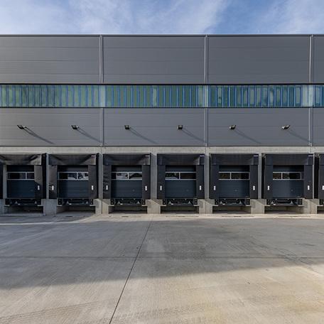 Frontalansicht auf die Industrieimmobilie in Emmerich und die Zufahrten für LKWs mit den Toren geschlossen