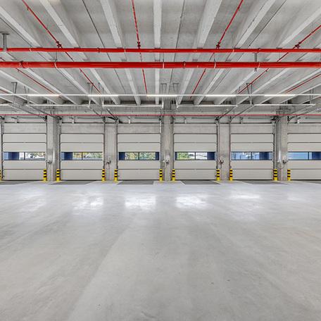 Industrieimmobilie in Emmerich von innen mit Frontalansicht auf LKW Tore