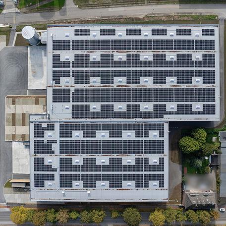 Drohnenansicht vom Dach der Industrieimmobilie in Emmerich mit den Solarpanelen