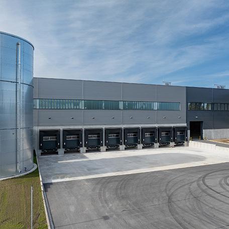 Lastkraftwagen Zufahrten der Industrieimmobilie in Emmerich mit geschlossenen Toren und einem grossen Tank