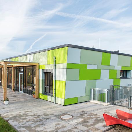 Gruene Fassade der Kindertagesstaette in Wuppertal mit Ueberdachung