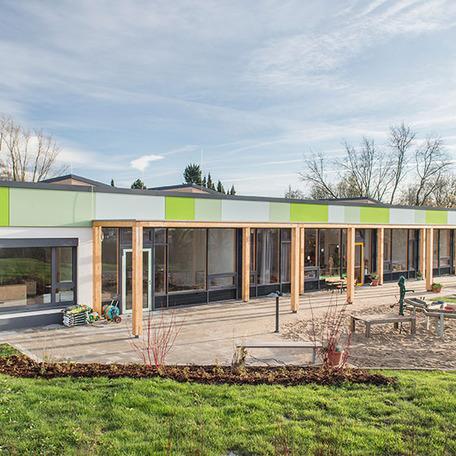 Spielplatz und Fensterfront mit Ueberdachung der Kindestagesstaette in Wuppertal