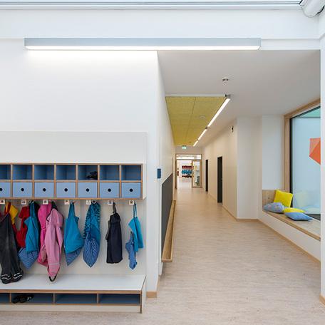 Langer Flur mit Garderobe, Baenken und Moebeln zur Aufbewahrung der Kleidung und Schuhen der Kindergartenkinder in der Kindertagesstaette in Wuppertal
