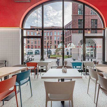 Foto aus einem moebliertem Raum innerhalb des Gewerbecampus Ovum in Koeln mit grosser Fensterfront und Blick auf die angrenzenden Gebaeude