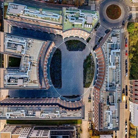 Drohnensicht auf die Daecher der Gebaeude des Gewerbecampus Ovum in Koeln mit der Strassenanbindung
