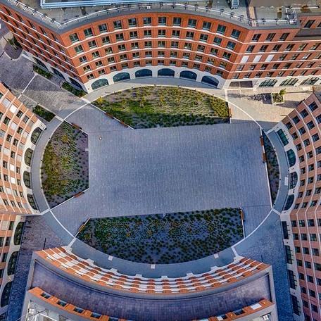 Drohnenperspektive von oben mit Fokus auf das Oval der Gebaeude des Gewerbecampus Ovum in Koeln