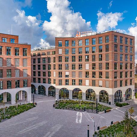 Ein Gebaeudeteil des Gewerbecampus Ovum Koeln mit angelegten Pflanzenbeeten