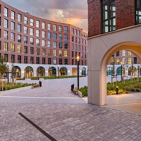 Teil des Gebaeude des Gewerbecampus Ovum in Koeln und eine Arkade im Fokus