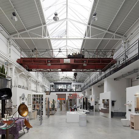 Rheinhoefe Halle mit rotem Kran und einigen Lagerhallenutensilien in Duesseldorf