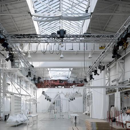 Rheinhoefe mit Lichtersystemen an der Decke, mit dem Dach teilweise aus Glas und einem weissen Vorhang im Hintergrund in Duesseldorf