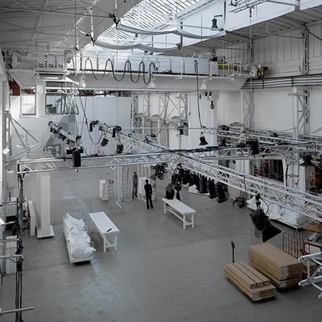 Rheinhoefe in Duesseldorf aus der Vogelperspektive mit den Lichtsystemen im Fokus und einigen Gegenstaenden auf dem Boden die von zwei Mitarbeitenden arrangiert werden