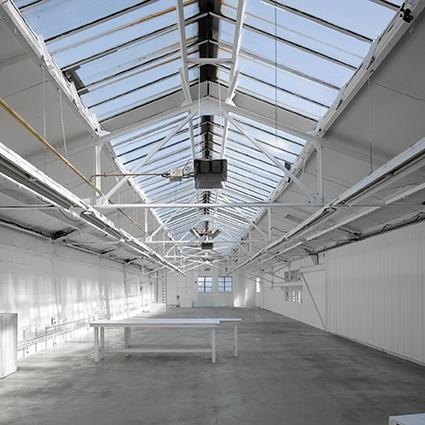 Rheinhoefe in Duesseldorf fast gaenzlich leer und mit weißen Waenden