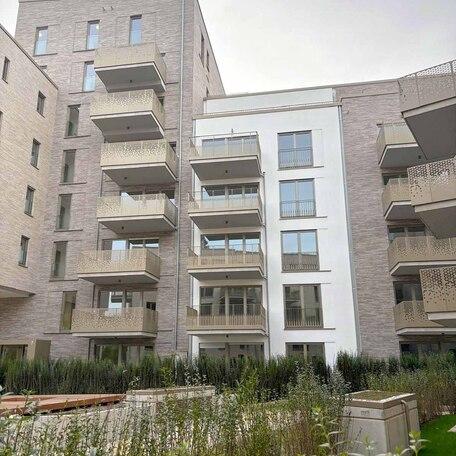 Aufnahme eines Wohnhaeuses des Rohbaus in Duesseldorf mit aufwendiger hochwendiger Klinkerfassade, Dachbegruenung, Gartenanlangen, Balkoenen, Terrassen, Eingaengen und Gehwegen