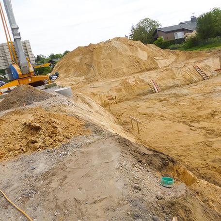 Grabungen für das Fundament, die Tiefgarage und die Keller des Green Modern Bauprojekts am Efing in Bocholt
