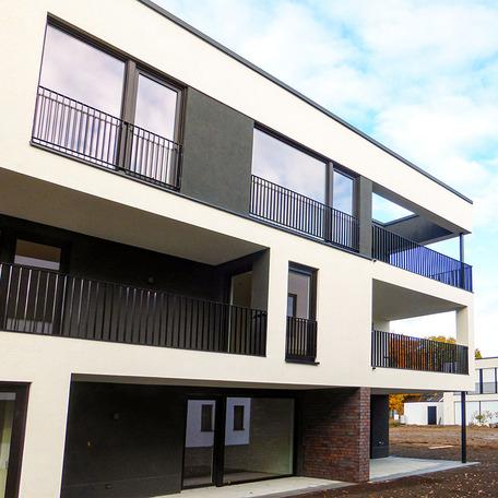 Wohngebaeude des Modern Green Bauprojekts am Efing in Bocholt mit Terrasse und Balkon