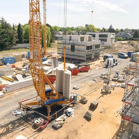 Rohbau des Modern Green Bauprojekts am Efing in Bocholt mit ersten Fundamenten und Haeusern im weiteren Bauprozess