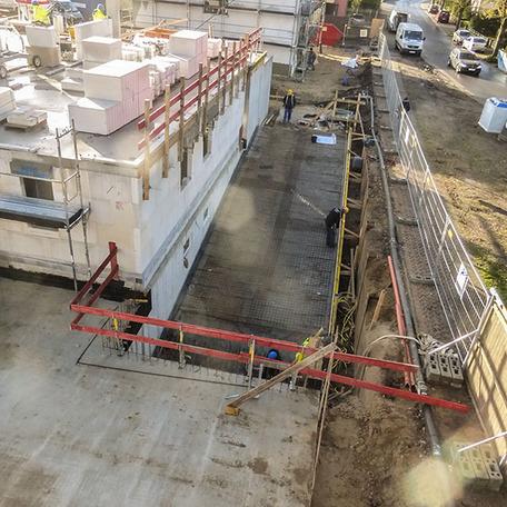 Rohbau des Modern Green Bauprojekts am Efing in Bocholt mit Einfahrt in die Tiefgarage