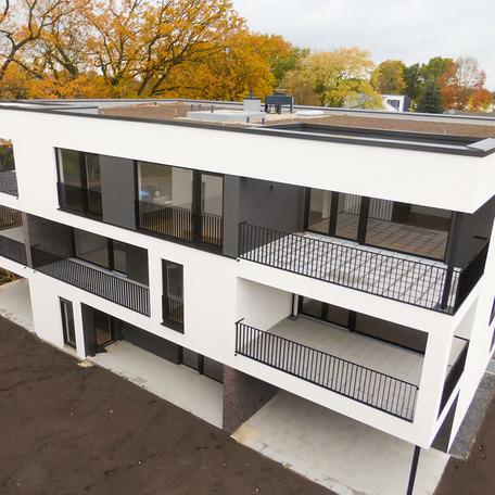 Wohngebaeude im Rohbauzustand des Modern Green Bauprojekts am Efing in Bocholt mit Terrassen und Balkonen