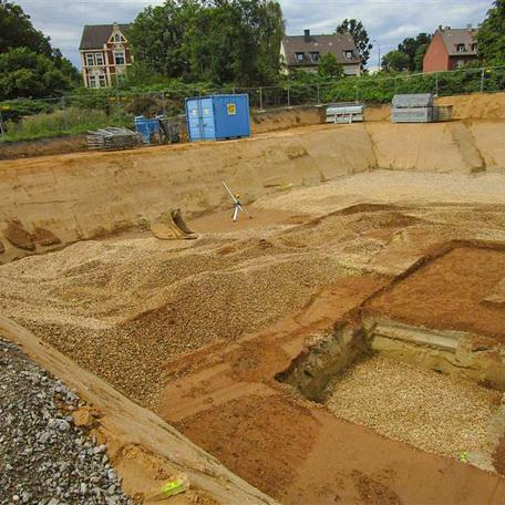 Erste Grabungen fuer den Keller und das Fundament der Wohnhaeuser in Bochum