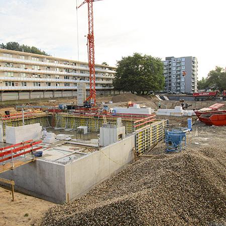 Baustelle in Bochum mit dem fertigen Fundament, ersten betonierten Waenden und Aufbau des Aufzugs in den Anfaengen