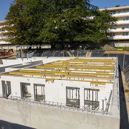 Ansicht der Kellerraeume von aussen mit gestuetzten Waenden und Raeumen des Rohbaus in Bochum