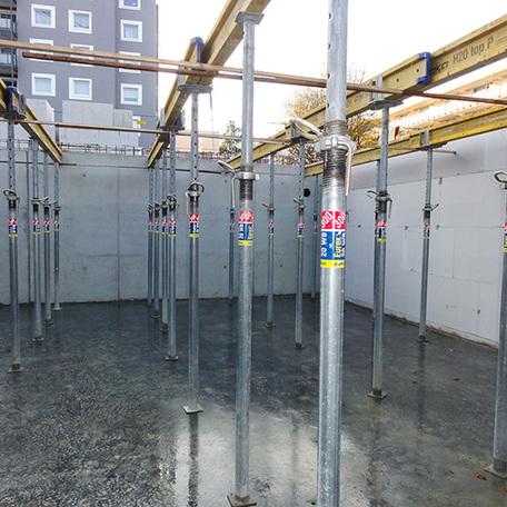 Stahlstuetzen innerhalb eines Kellerraums um die Waende zu stabilisieren des Rohbaus in Bochum
