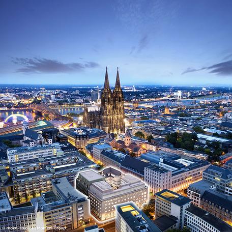 Visualisierung des Buerokomplexes von aussen in der Skyline von Koeln mit dem Koelner Dom und Fluss im Hintergrund
