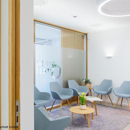 Wartezimmer von innen mit Stuehlen und Tisch der sanierten Gewerbeflaeche in Bocholt