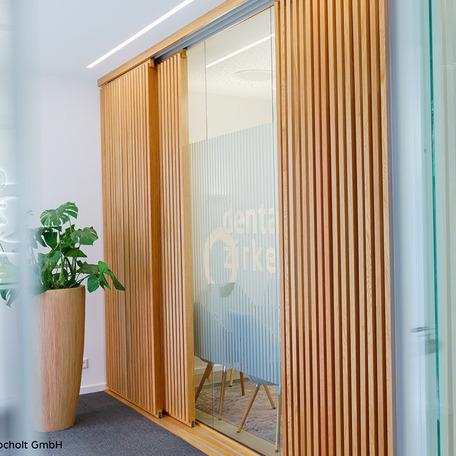 Buero von innen mit holzernen Gardinen und Glasraumtrenner der sanierten Gewerbeflaeche in Bocholt