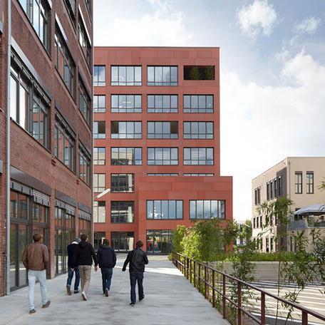 Gebaeude von aussen der umgebauten Schwanenhoefe in Duesseldorf mit Gehweg