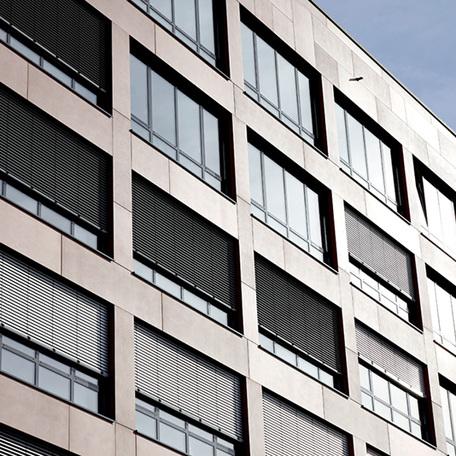 Gebaeude von aussen der Schwanenhoefe in Duesseldorf mit Fokus auf die Fensterfassade