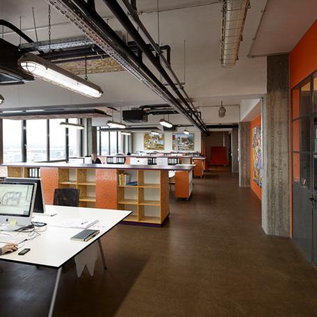 Bueroraeume im Gebaeude der umgebauten Schwanenhoefe in Duesseldorf mit Arbeitstischen, Stuehlen und Regalen