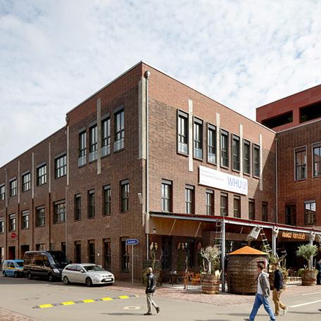 Gebaeude der umgebauten Schwanenhoefe in Duesseldorf mit Klinkerfassade und Abdach eines Geschaefts