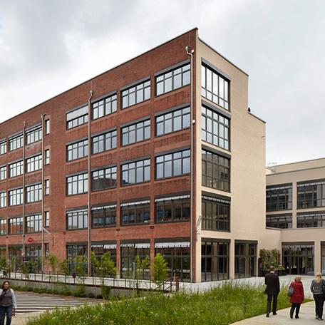 Gebaeude der umgebauten Schwanenhoefe in Duesseldorf mit Gehweg und vielen Fenstern